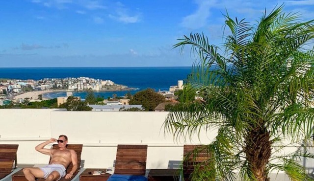 Studio 10 Bondi, roof top pool, walk to beach, air con, restaurants 2 mins