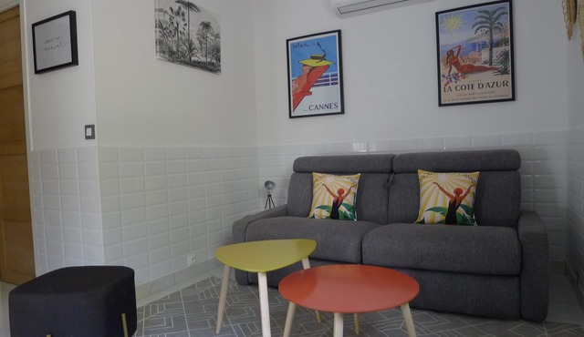 Studio 100 meters from the Croisette and beaches.