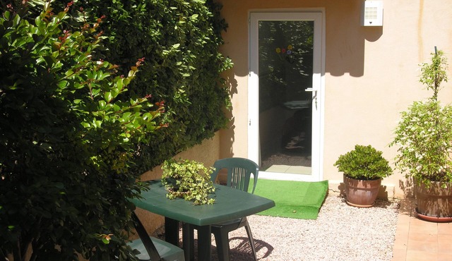 Studio, 100m from the beach, recent, in quiet and green.