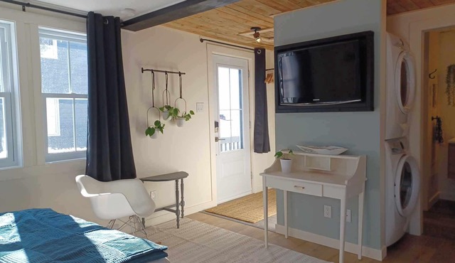 Studio 109 With kitchen and laundry