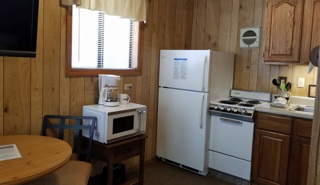 Studio #12 –Relaxing Table Rock Lake Getaway at Happy Hollow Resort