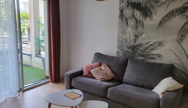 Studio 150 m from the beach terrace and private parking