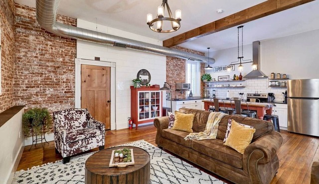 Studio 1892 Guesthouse Step out front door into Historic Downtown Hermann!