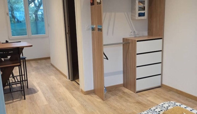 Studio 2 in quiet renovated 2023. Garage