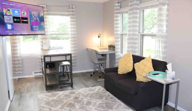 Studio| 2 min drive to Downtown Oswego