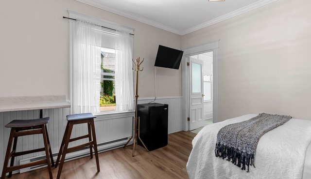 Studio 2 ~ Private BDRM, Minimalistic Feel