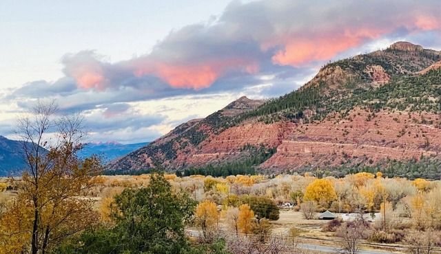 STUDIO 203: AMAZING Mountain Views - 5 Minutes to Downtown Durango! Pet Friendly