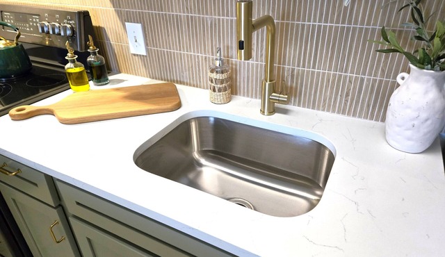STUDIO 21 DOWNTOWN DENVER EXCELLENT LOCATION, MOUNTAIN VIEW, HEATED POOL AND GYM