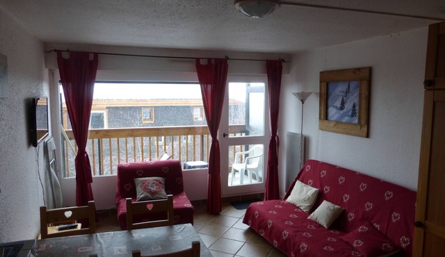 Studio 2nd floor facing south, the slopes, ideal for skiing