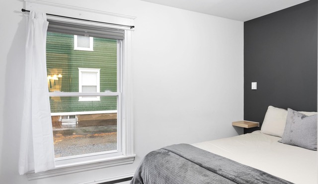 Studio 3 ~ 1 BDRM Apartment, w/Lounge Area