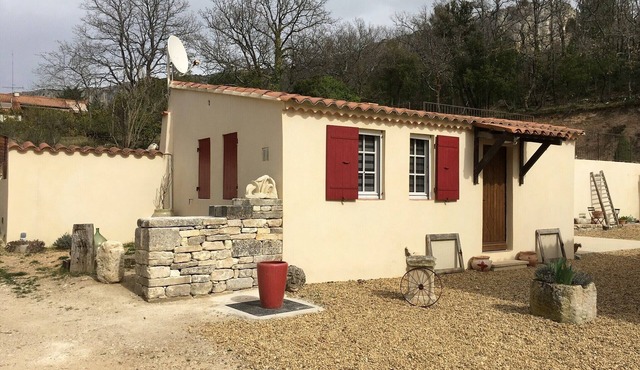 STUDIO 30 M² - 2 PERS. - IN THE COUNTRYSIDE - LUBERON near Gordes and Roussillon