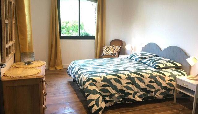 Studio 30m2 air-conditioned private enclosed parking garden access 10 minutes from the beach
