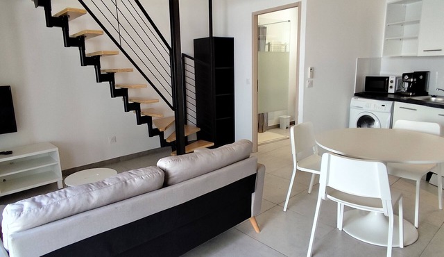 Studio 32 m², quiet and air-conditioned, ideal for discovering Montpellier and its region.