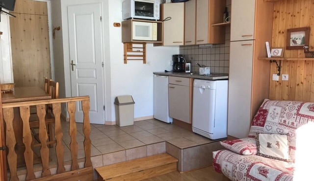 STUDIO 4 PEOPLE IN PEACE WITH IMPREGNABLE VIEW