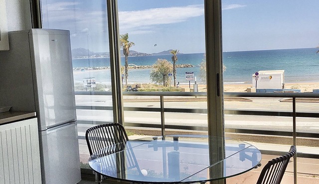 STUDIO (4 pers) 50 m from water.PARK,CLIM. Exceptional view