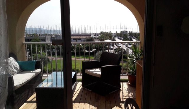 Studio 4 pers sea view, parking, wifi, air conditioning, household linen provided.