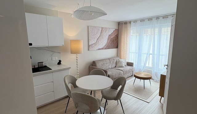 Studio 4 pers, sleeping area, Beach & Market 150M walk and private parking