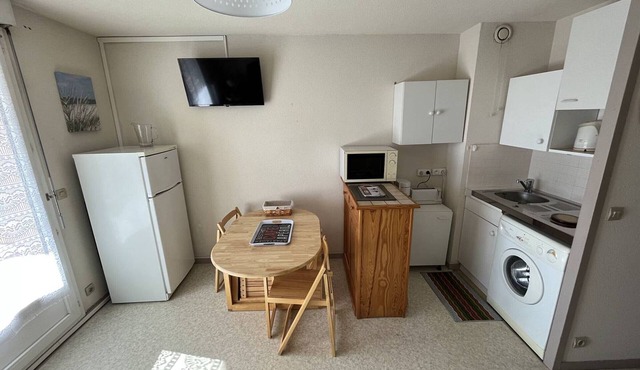 Studio 400m from beach - Sleeps 3 - Includes garage