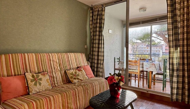 Studio 400m from sea, glazed loggia, TV