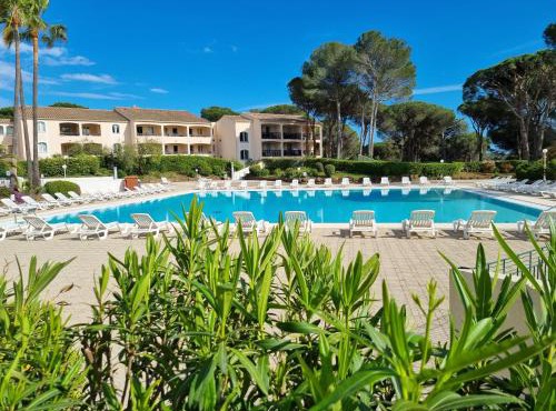 Studio 4P vue piscine St Raphaël Valescure - Au cœur des Golfs in Saint-Raphaël