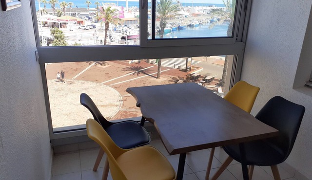 Studio, 4px, great view of the marina, 66750 St Cyprien beach. 250 € week