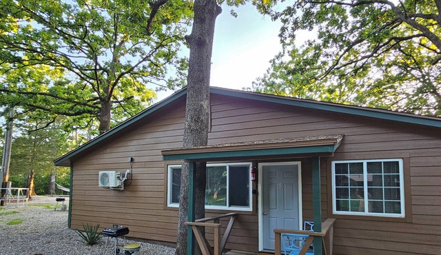 Studio #5 at Bennettscape Lodge with AC, WiFi by Bennett Spring State Park MO