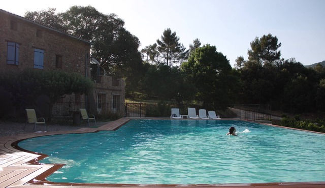 Studio 5 in a charming building, swimming pool in the middle of vineyards