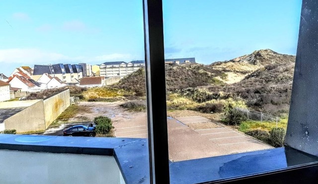 Studio 50m from the sea wall. Very quiet.