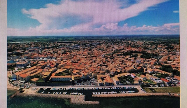 Studio 5mn from the lake with private terrace in Mediterranean house.