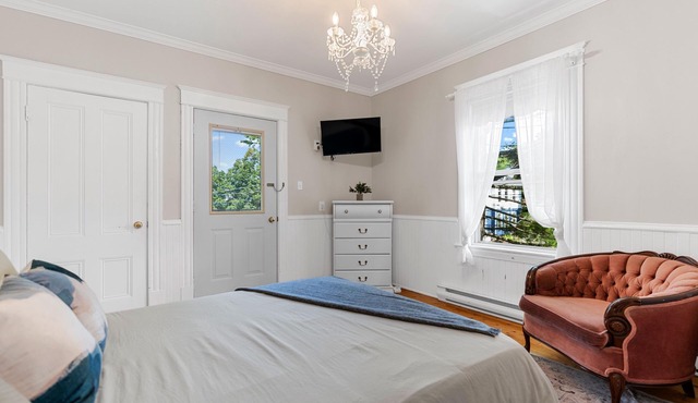 Studio 6 ~ 1 BDRM w/Private Bath & Balcony