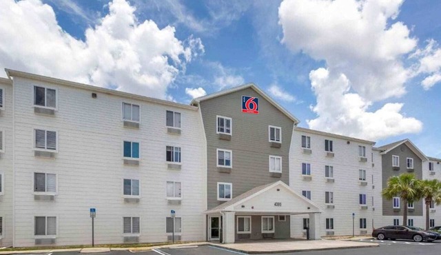 Studio 6 Fort Myers|ADA|Full Bed, Tub, Smoking|Kitchen