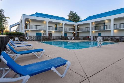 Studio 6 Suites Jacksonville, NC - Camp LeJeune