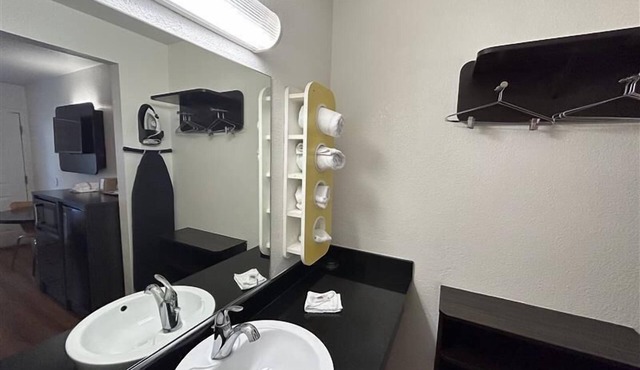 Studio 6 Suites - Riverside, Ca