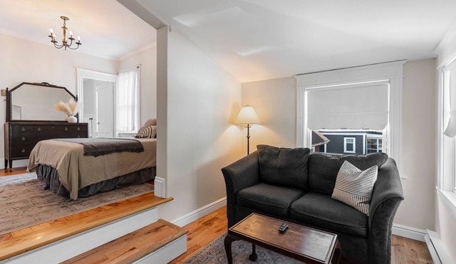 Studio 7 ~ 1 BDRM w/Private Bath & Living Room