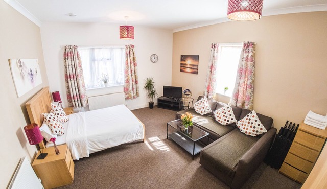 Studio 7 minutes’ walk from Ilford Rail Station