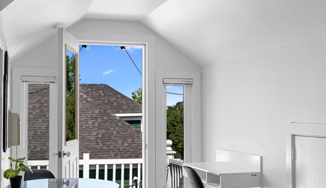 Studio 8~ Modern Loft w/private balcony