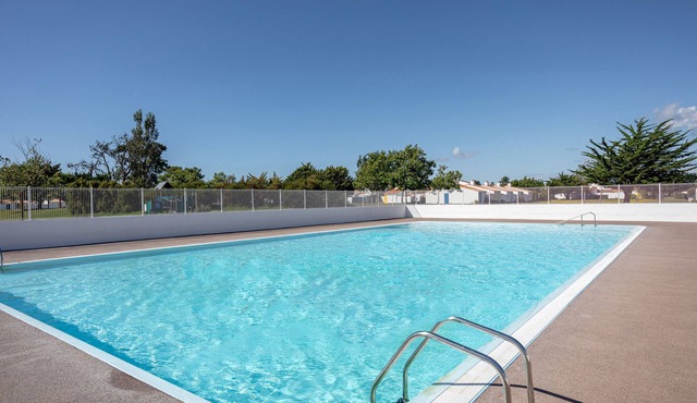 Studio Apartment 'Piscine Partagée' with Shared Pool, Private Terrace and Wi-Fi