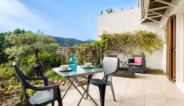 Studio Apartment 'Rez-de-villa Avec Piscine' with Sea View, Shared Pool and Wi-Fi