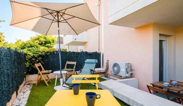 Studio Apartment 'Résidence Les Bastides' with Mountain View, Shared Pool and Air Conditioning