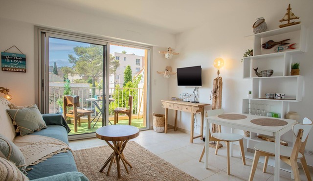 Studio Apartment "Golfe De Saint Tropez" with Balcony, A/C & Wi-Fi