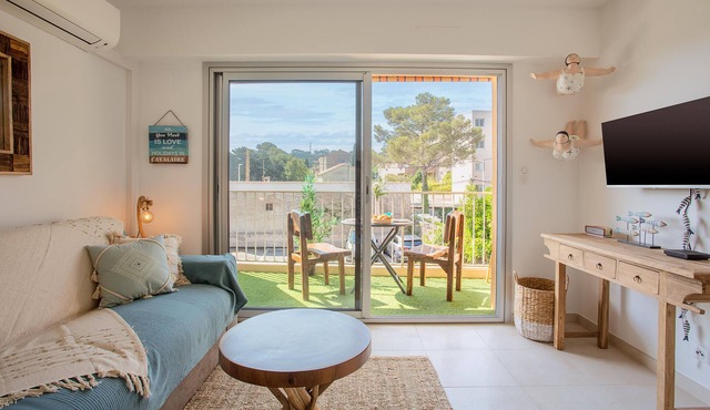 Studio Apartment "Golfe De Saint Tropez" with Balcony, A/C & Wi-Fi