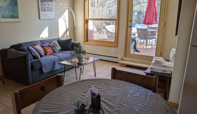 Studio apartment 15 minute walk to the plaza