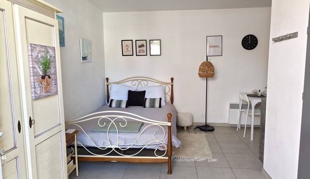 Studio apartment 15 minutes from the beaches, 5-minute walk to local amenities, shared outdoor spaces