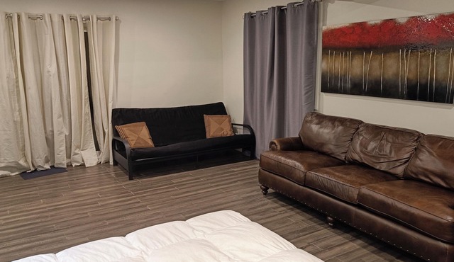 Studio apartment 3mins from Carrying Place Golf Club & The Manor. Off HW 400
