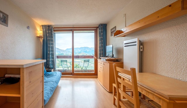 Studio Apartment 'Avec Vue Splendide' with Mountain View and Balcony