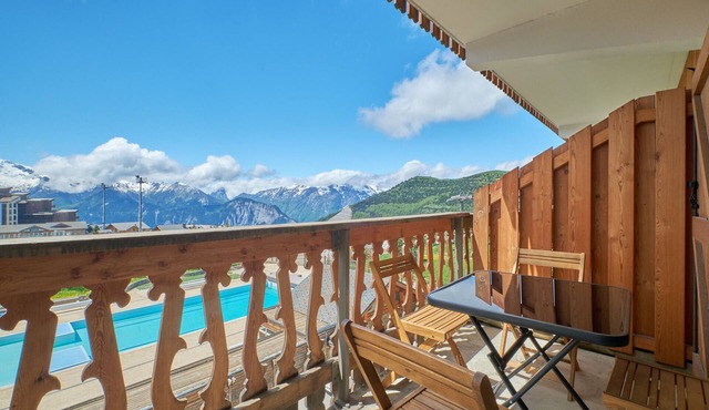 Studio Apartment 'Alpe D'huez' with Mountain View, Shared Pool and Balcony