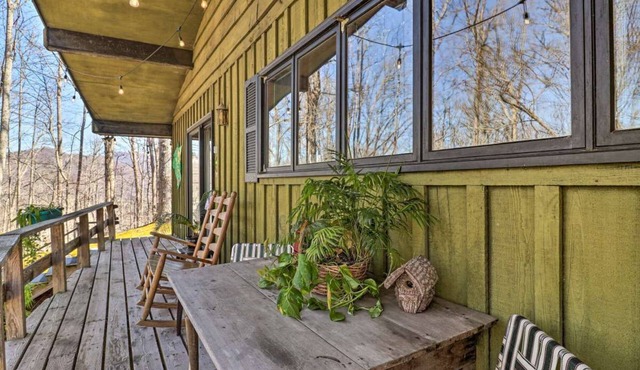 Studio Apartment atop Catamount Gap - 2 miles from WCU with Full Kitchen