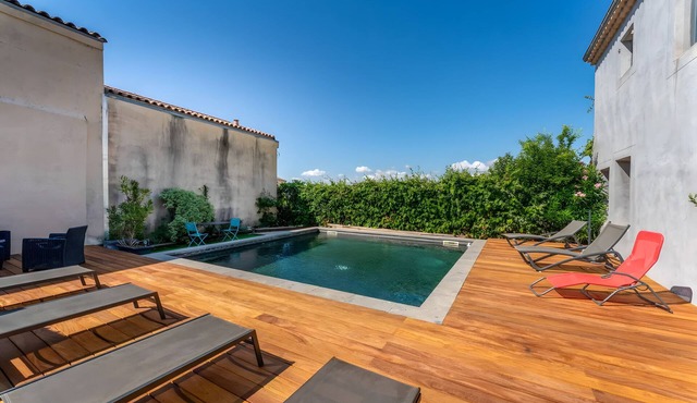 Studio Apartment 'Avec Vue Piscine' with Shared Pool, Private Terrace and Wi-Fi