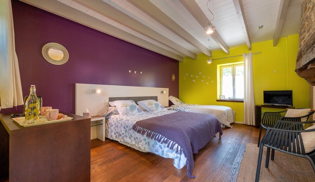 Studio Apartment 'Camélia Avec Petit Déjeuner' with Shared Pool, Shared Terrace and Wi-Fi