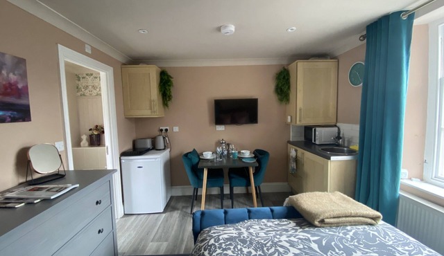 Studio Apartment, centre of Tavistock, Devon Four